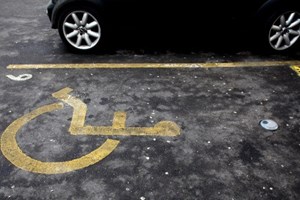 Estacionar em lugar para deficientes passa a ofensa grave