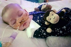Bebé Charlie será avaliado por médico norte-americano