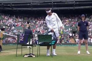 Rafael Nadal jumps too high and hits head against door frame - Wimbledon 2017.mp4