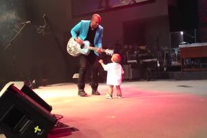 Dancing baby steals show [HD 720].mp4