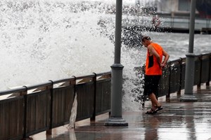 Tufão mata três pessoas em Macau
