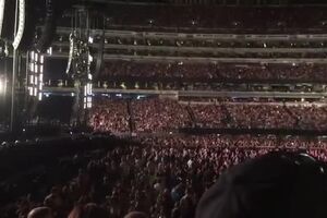 Coldplay covers Linkin Park's 'Crawling'.mp4