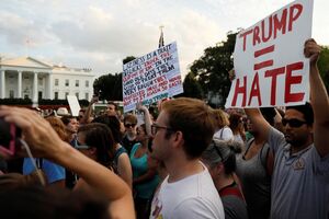 Manifestações contra supremacistas brancos