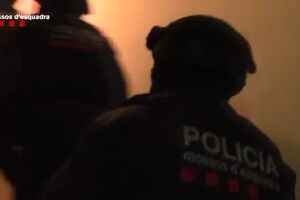 Entradas de los Mossos a los domicilios de los sospechosos de los atentados.mp4