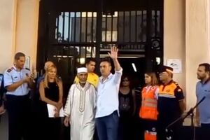 Los padres de Xavi, el niño de 3 años asesinado en Las Ramblas, se abrazan con el imán de Rubí.mp4