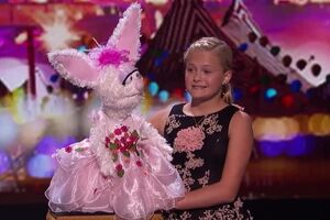 Darci Lynne and Terry Fator Deliver An Unbelievable Performance - America's Got Talent 2017.mp4