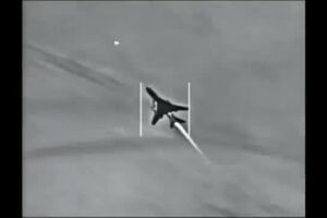 Caça Su-22 da Síria sendo abatido por um F-A-18E Super Hornet dos EUA.mp4