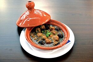 Tagine de kefta de novilho com ameixas e especiarias