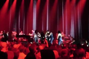 WWW.DOWNVIDS.NET-Nick Cave stage invasion, Bournemouth, Stagger Lee (1).mp4