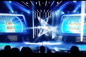 Your Face Sounds Familiar S4 E1( SLOVENIA ) - Salvador Sobral ( Lea Sirk ) - Amar Pelos Dois.mp4