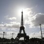 Torre Eiffel evacuada depois de homem ter sido apanhado a escalar o monumento 
