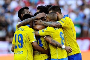 Las Palmas com bandeira espanhola no equipamento frente ao Barcelona