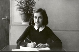 Biografia inédita grátis com a SÁBADO: Como foi a vida de Anne Frank