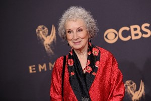 Atwood e Rushdie entre finalistas do prémio Booker