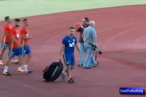 Recibimiento hostil y gritos contra Piqué- 'Cabr--, fuera de la selección' • 2017.mp4