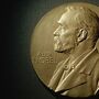Prémio Nobel da Química atribuído a Frances H. Arnold, George P. Smith e Gregory P. Winter
