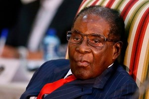 Antigo vice-presidente Mnangagwa regressa ao país