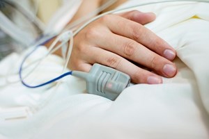 Depois do parto, mulher acorda de coma a pensar que tem 13 anos