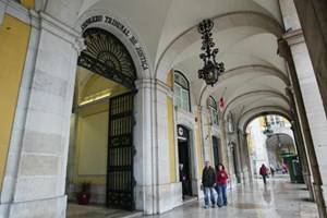 Supremo diz que colecionadora de arte devia ter sido libertada antes de ter sido extraditada