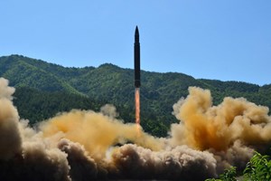 Míssil caiu em zona exclusiva do Japão. Trump promete 'lidar com a situação'