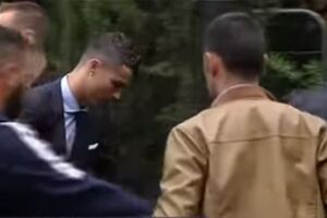 ¡Sobresalto con Cristiano Ronaldo! Un hincha se le acerca y es bloqueado por 7 miembros de seguridad.mp4