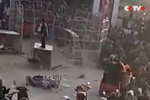 Tiger Escapes from Circus Show, Injures Two Children in Shanxi's.mp4