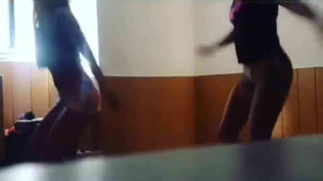 Blaya e Jessica Athayde dançam funk