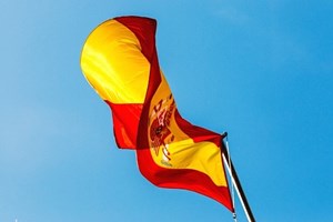 Morre por usar suspensórios com bandeira de Espanha