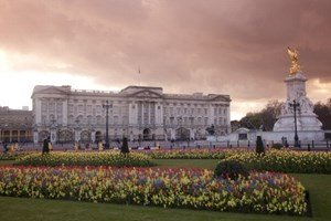 Ativista negra vítima de comentários racistas durante visita ao Palácio de Buckingham