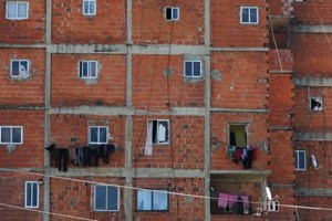 Consenso no parlamento para alargar prazos para regularizar bairros ilegais e rever lei