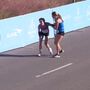 Maratonista perde consciência e é ajudada por adversária (vídeo)