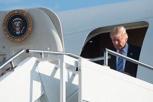 Avião de Trump que seguia para Davos sofre "pequeno problema" elétrico e regressa à base