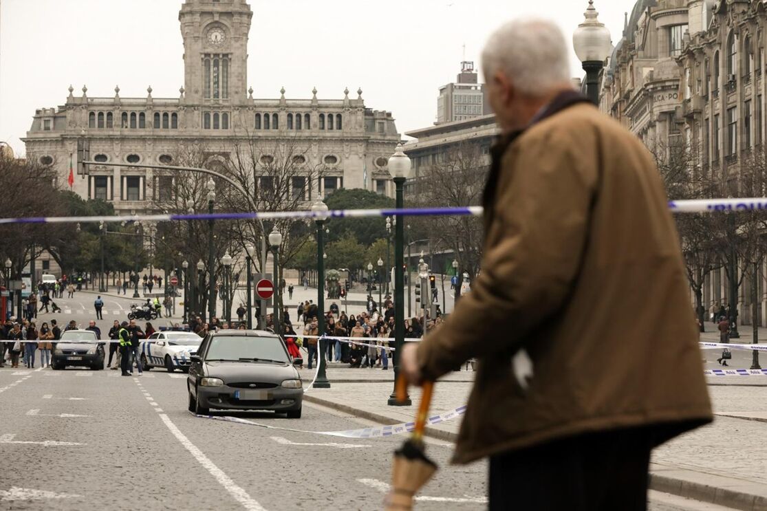 Avenida dos Aliados viatura abandonada 