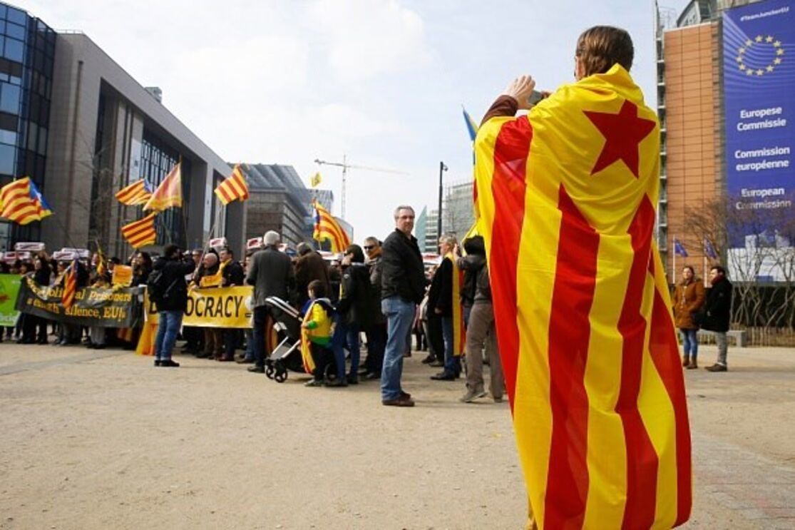 Manifestantes defendem em Bruxelas independentistas catalães detidos