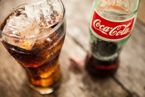 Coca-Cola vai eliminar mais de dois mil postos de trabalho em todo o mundo