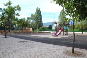 Pais de Telheiras protestam contra nova igreja que vai destruir jardim