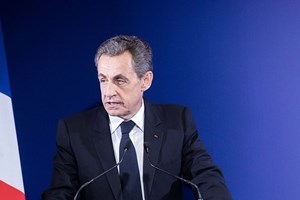 Nicolas Sarkozy condenado a um ano de prisão