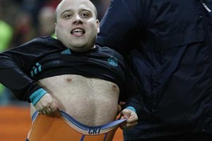 Quem é Samir Alic, o adepto invasor que abraçou Ronaldo?