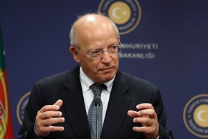 Ministro defende que portugueses 'não podem ser ingénuos'