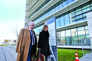 Orlando Figueira com a advogada à entrada do Tribunal de Lisboa
