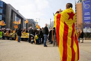 Manifestantes defendem em Bruxelas independentistas catalães detidos