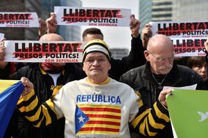 Manifestantes defendem em Bruxelas independentistas catalães detidos