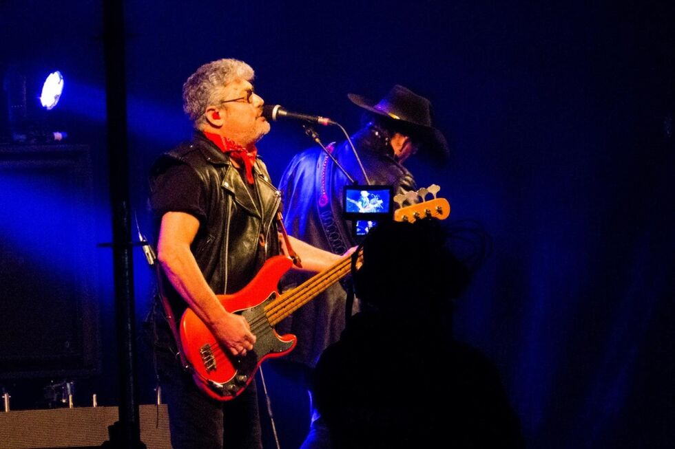 Xutos & Pontapés atuaram na praça dos Pescadores, em Albufeira, na noite de Passagem de Ano. Foi o primeiro, e até agora único, concerto sem Zé Pedro