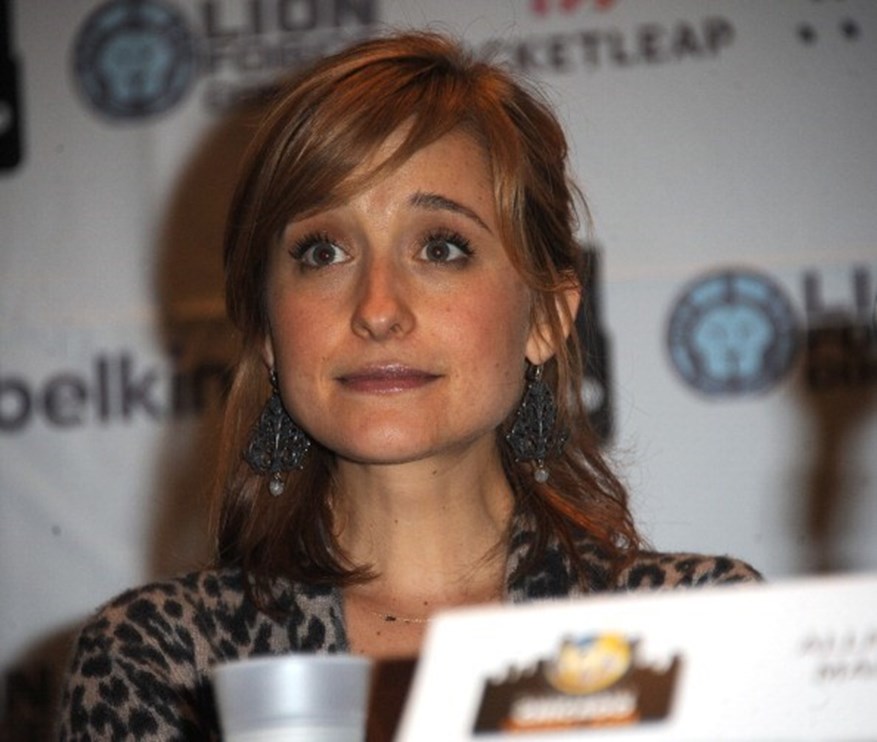 Allison Mack Estrela De Smallville Presa E Acusada De Tráfico Sexual Vida SÁbado