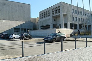 Universidade do Porto participa à justiça alegados atos de xenofobia e racismo