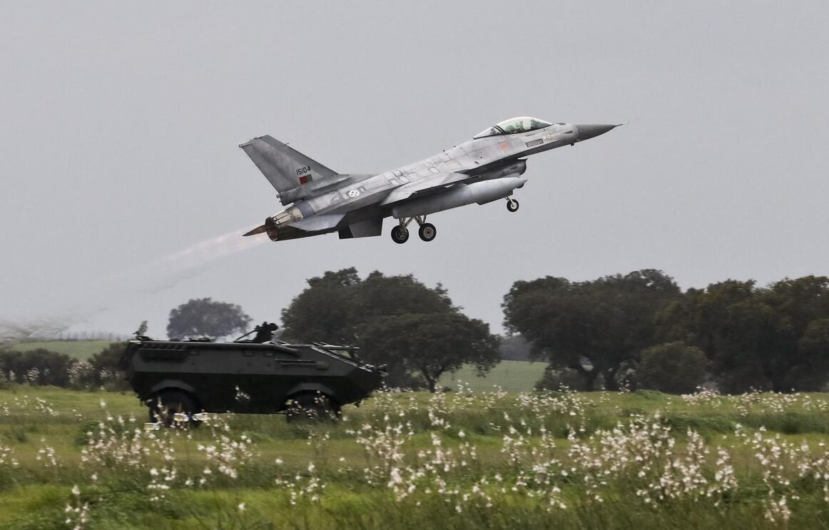 F16