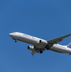 Irão: United Airlines teme sobrecusto de 11 mil milhões de dólares em 2026 e reduz voos
