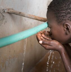 Uma em cada 3 crianças africanas sem acesso a água e situação está a piorar 