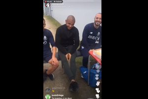 Jogadores do FC Porto pedem a iker casillas para ficar no Porto!.mp4