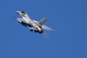 F16
